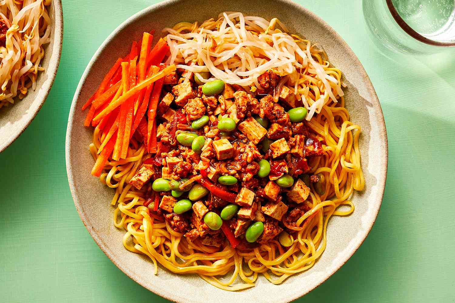 Чжацзянмянь — лапша с обжаренным фаршем в соевой пасте